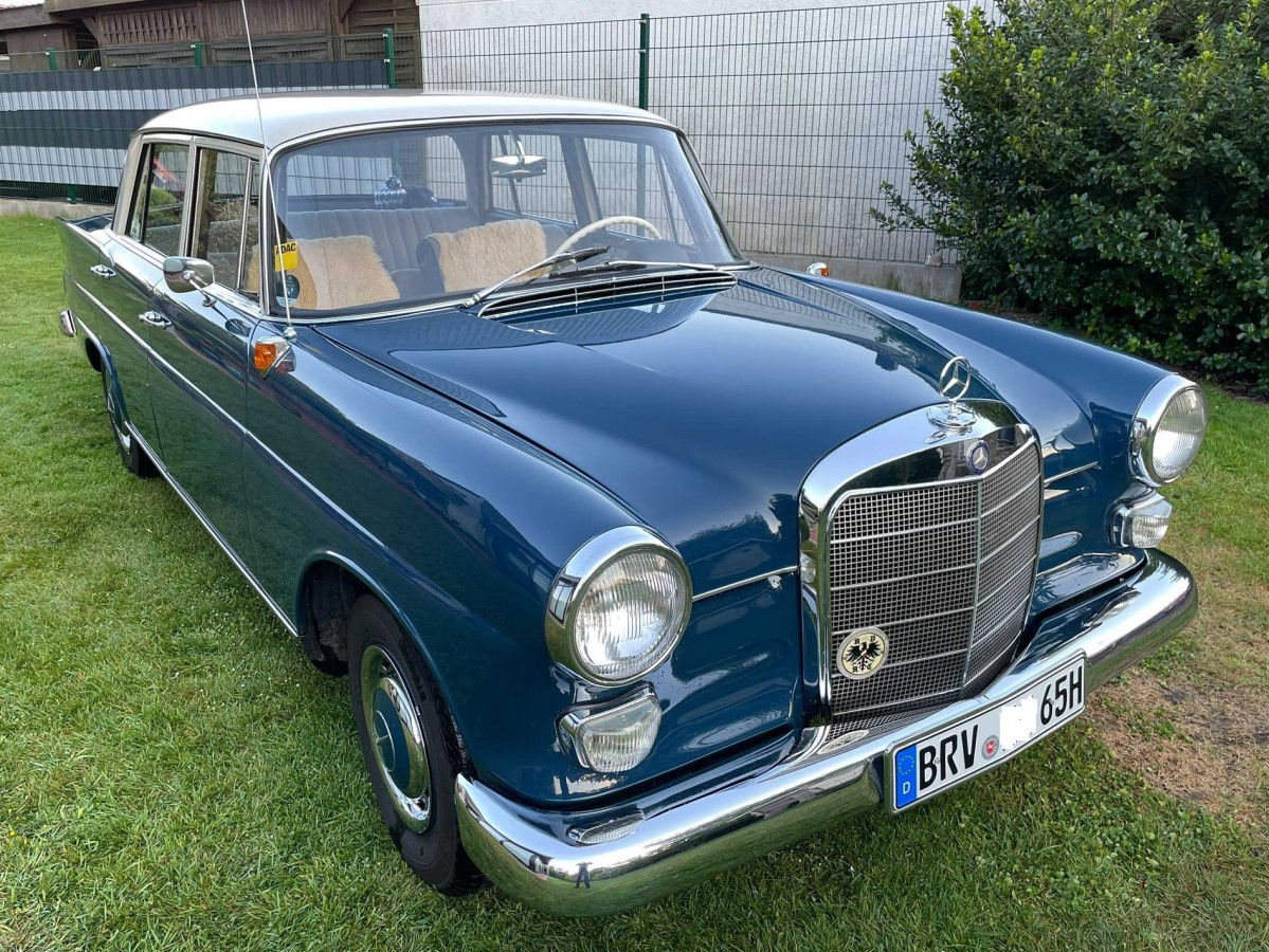 190c Flosse W110 in Silberpfeil Dunkelblau / Beige BJ 1965